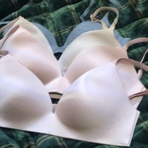 Bundle of 4 Love by GAP TSHIRT wireless bras 32B